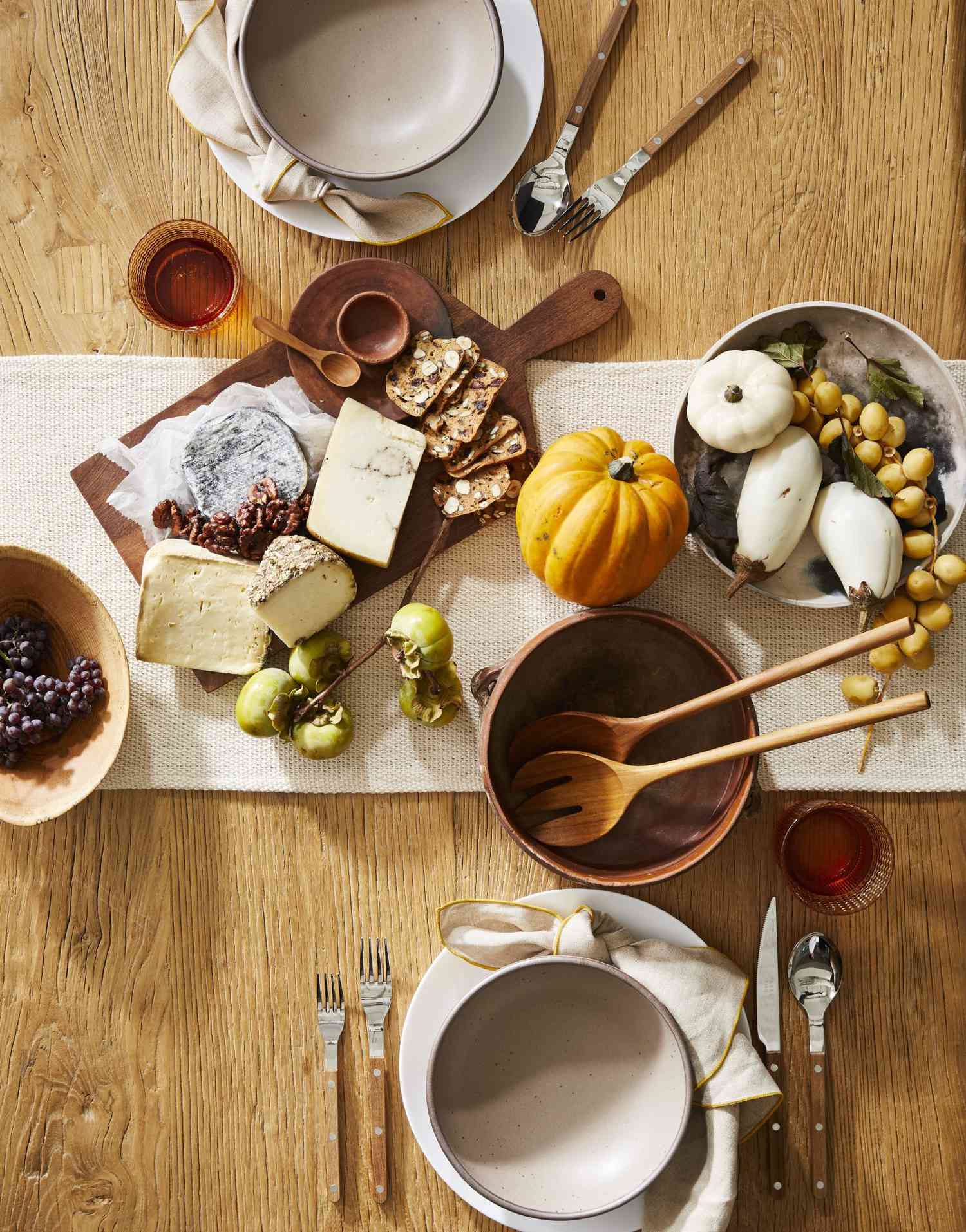 Table decor options to inspire your place settings and centerpiece for Thanksgiving.